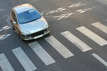 Voiture devant un passage pour pi&eacute;tons