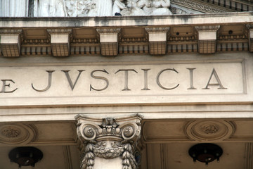 Justicia. Palabra en fachada de edificio del poder judicial. Arquitectura estilo romana, griega,...