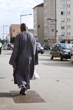 homme noir costume traditionnel africain ville exclusion racisme