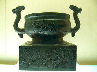 Vase masif en bronze avec tête de lapins, Chine