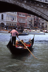 Fototapeta na wymiar Gondola na Canal Grande. Wenecja. Włochy