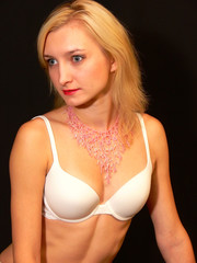 Obraz premium Lady in white bra.