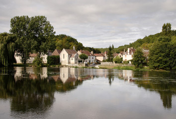Fototapeta na wymiar Riverside Village in rural France