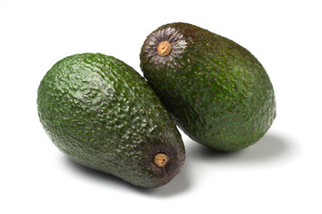 zwei avocados isoliert auf weiss