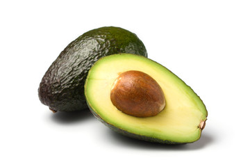 ganze und halbe avocado isoliert auf weiss - obrazy, fototapety, plakaty