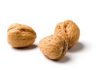 drei walnüsse isoliert auf weiss