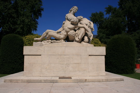 Strasbourg - Monuments aux morts - Place de la R&eacute;publique 