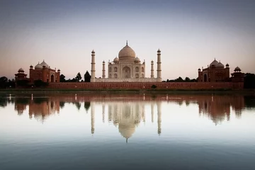 Wandcirkels aluminium Taj Mahal reflected in river at twilight © Tommy Schultz