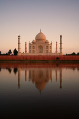Fototapeta na wymiar Taj Mahal odzwierciedlenie w rzece