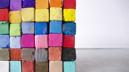 Farbkomposition aus unterschiedlichen Farben anhand von Kreide zum malen und skizzieren