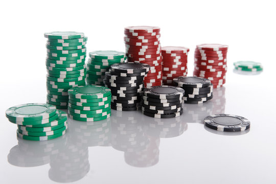 Jetons de poker sur fond blanc