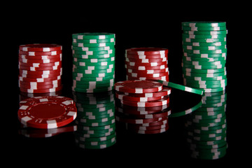 Poker jetons sur fond noir