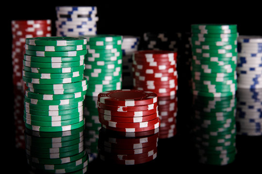 Poker jetons isol&eacute;es sur fond noir