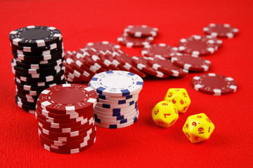 Jetons  de casino et dés sur fond roouge