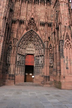Une entr&eacute;e de la cath&eacute;dr&acirc;le de Strasbourg (Alsace)