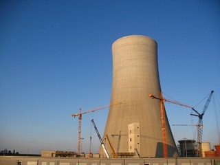 Bau eines großen Kühlturms