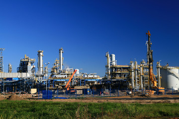Fototapeta na wymiar Budowa rafinerii