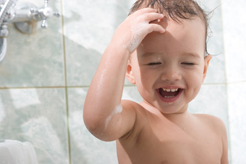 Naklejka premium little kid is bathing