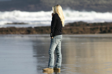 belle blonde au bord de l'eau