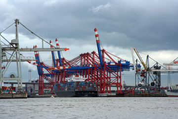 Containerterminal - Beladung von Containerfrachter V