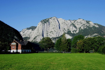 Fototapeta na wymiar Altaussee im Salzkammergut mit der steilen Trisselwand
