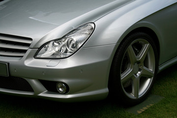 Obraz na płótnie Canvas srebrny samochód reflektorów wydajność