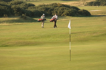 Obraz premium golf players walking from green