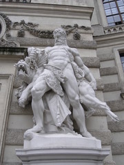 Obraz premium steinskulptur in wien: herkules und kerberos