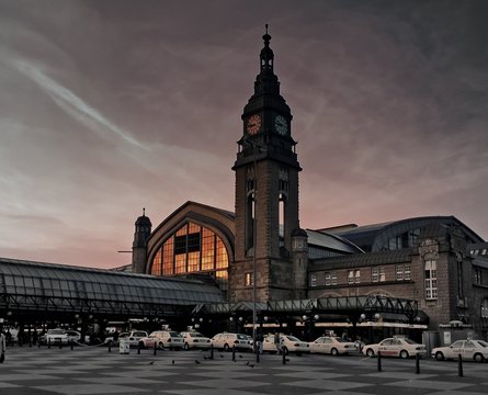 Hamburg Hauptbahnhof in der D&auml;mmerung
