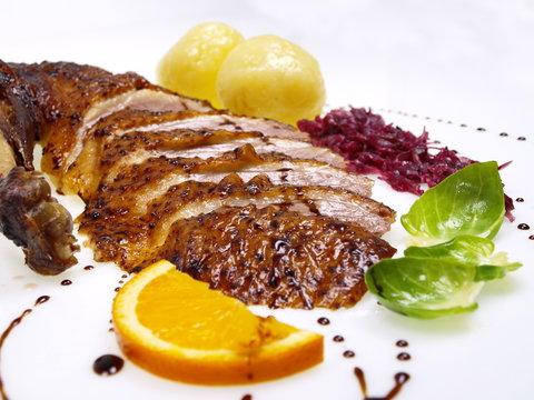 ger&ouml;stete Weihnachtsgans mit Kartoffelkn&ouml;del, Rosenkohl und Apfelrotkohl