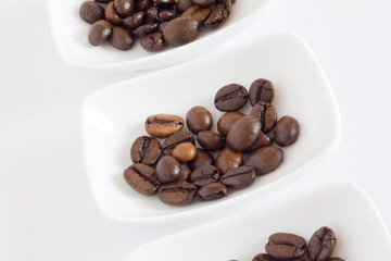 Grain de café dans une assiette