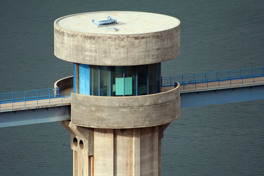 Torre vigilancia en embalse