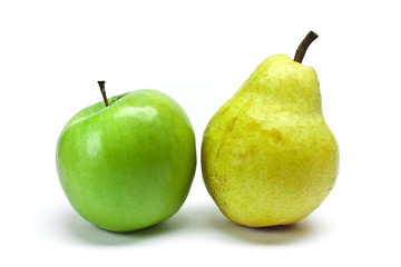 Apfel und Birne ganz vor weißem Hintergrund
