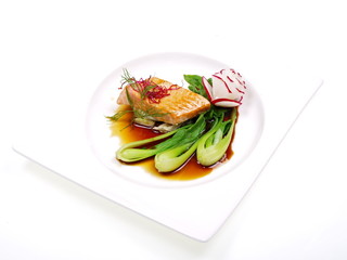 lachsfilet teriyaki auf einem stilvollen teller isoliert auf weißem hintergrund
