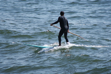 Fototapeta na wymiar Mężczyzna na pokładzie surfowania