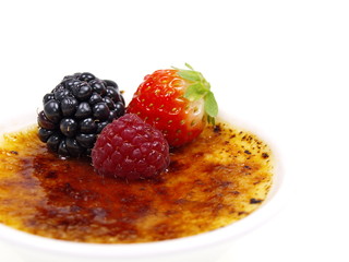 creme brulee mit beeren