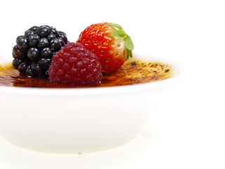 creme brulee mit beeren