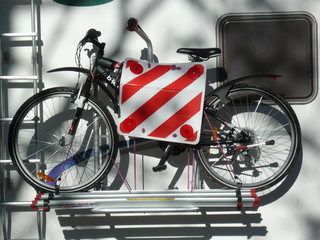Fototapeta premium fahrrad an wohnmobil