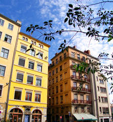 Obraz premium Façades colorées, ciel bleu, Lyon, France
