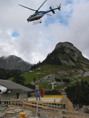 Hubschrauber beim Lastenflug