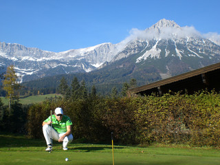 Golfspieler in den Alpen