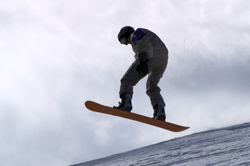 Snowboardfahrer w&auml;hrend eines Sprungs