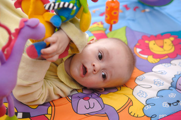 bébé joue tapis éveil