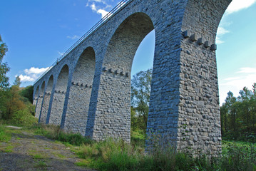 Fototapeta na wymiar Stary kamienny most kolejowy