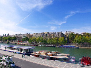 Fototapeta na wymiar Nabrzeża Paryża, błękitne niebo i barek