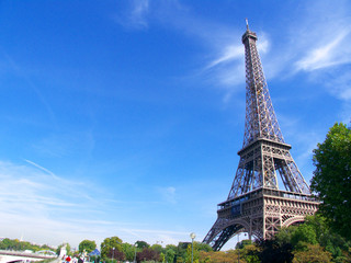 Tour Eiffel et ciel bleu, Paris, France