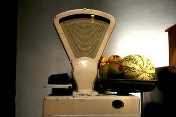 balanza con fruta y verdura
