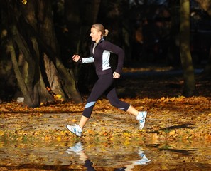 Young woman ruuning in the park