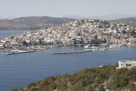 Ausblick auf die Stadt Ermioni in Griechenland