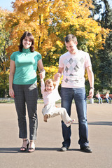 Obraz premium family in the park in autumn 2